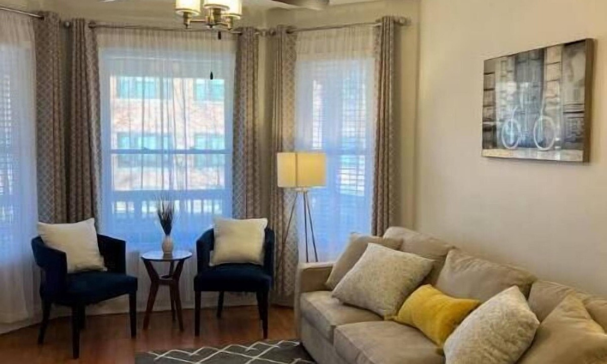 East Albany Park Apartment | Come rest your tired Chicago traveling feet in this comfy inner city home!