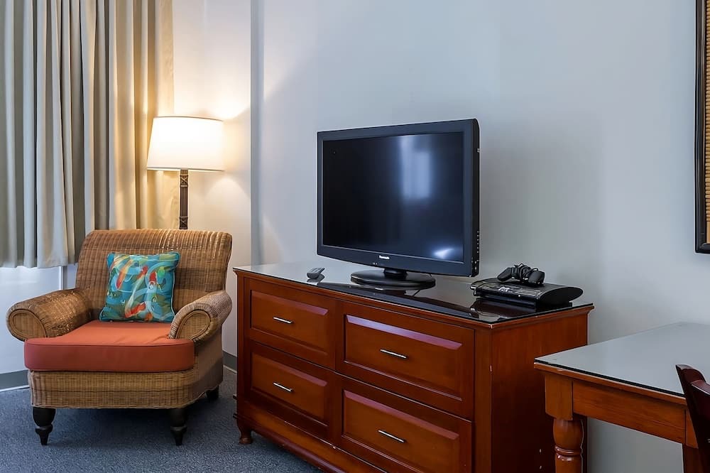 Ala Moana House | Comfort and Convenience! 3 Comfortable Units, Pool, Pets Allowed