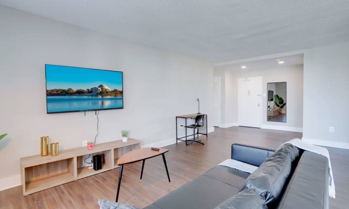 Crystal City Apartment | Comfort at Crystal City - Amazing Apartment W gym