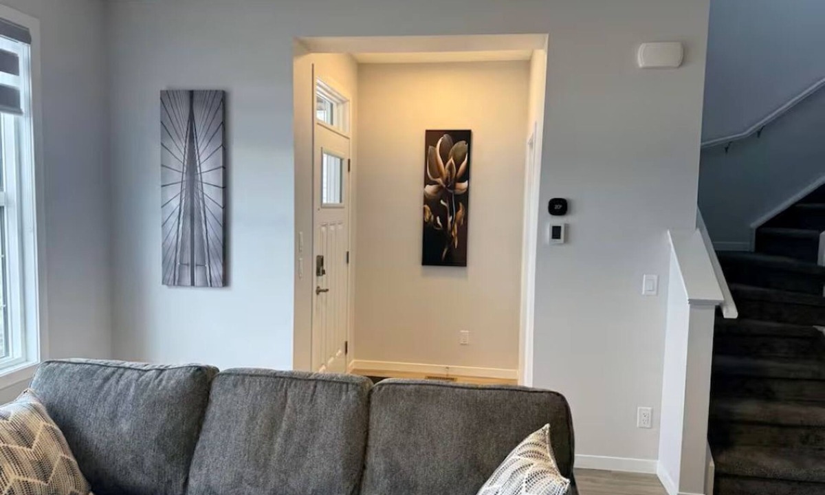 Evanston House | Comfort Haven | Modern 3BR Smart Home | A/C, WiFi & Free Parking
