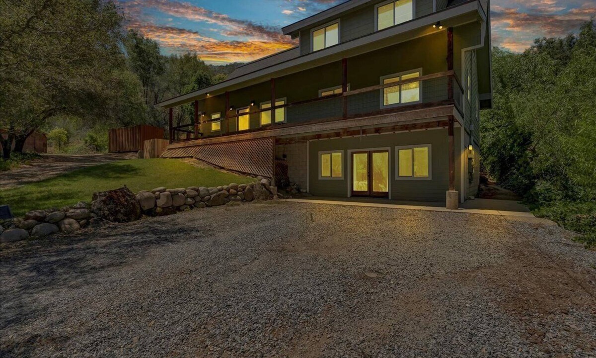 Three Rivers House | Comfort in Nature, Multi-Family, Sleeps 14, BBQ