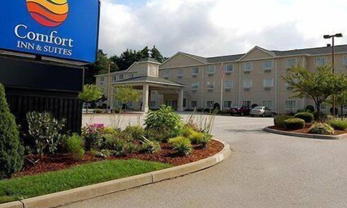 Rogers Hotel | Comfort Inn & Suites Dayville - Killingly Industrial Park