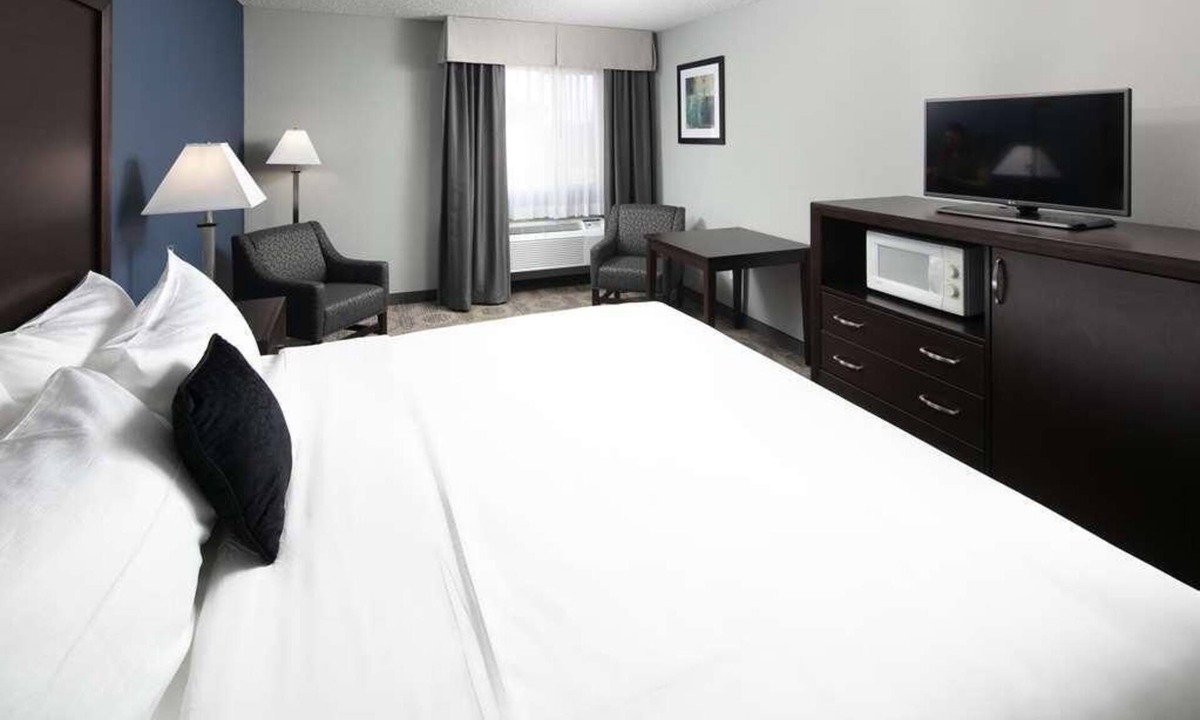 Sequim Hotel | Comfort Meets Affordability in Red Lion Inn & Suites Sequim! Free Breakfast!