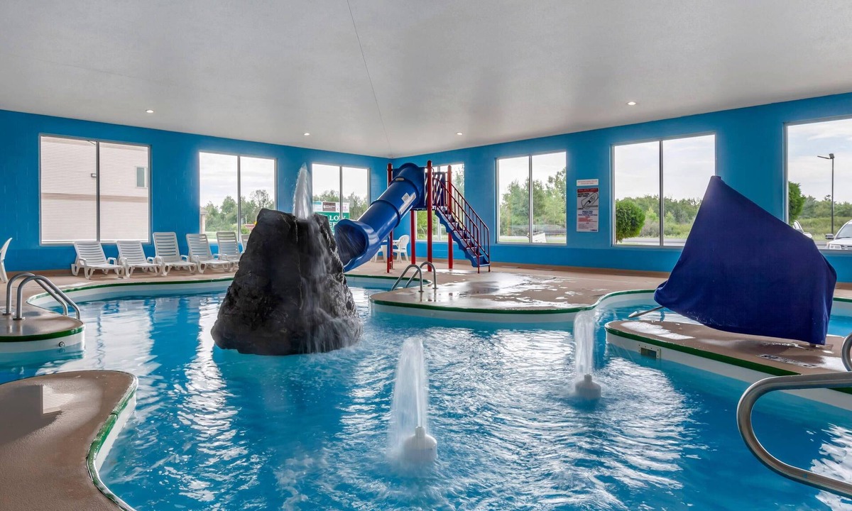 Escanaba Hotel | Comfort Suites Escanaba West