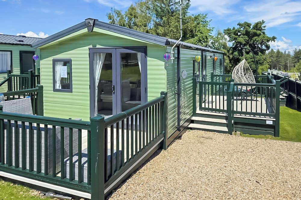 Hexham House | Comfortable 12ft-wide caravan with one double and two twin.