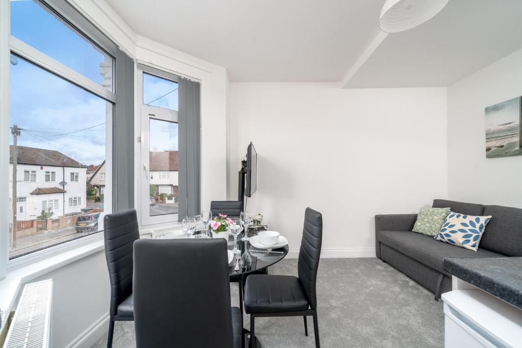 Haringey Apartment | Comfortable 2-Bed Home with Spacious Layout, Walk Tube and Local Shops