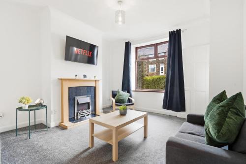 Huddersfield House | Comfortable 2 bedroom House Private Van Parking Fast WiFi Garden and Patio