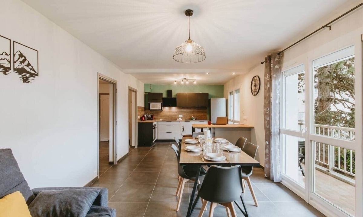 Bassens Apartment | Comfortable 2-bedroom apartment with air conditioning, parking, balcony, and Wi-Fi.