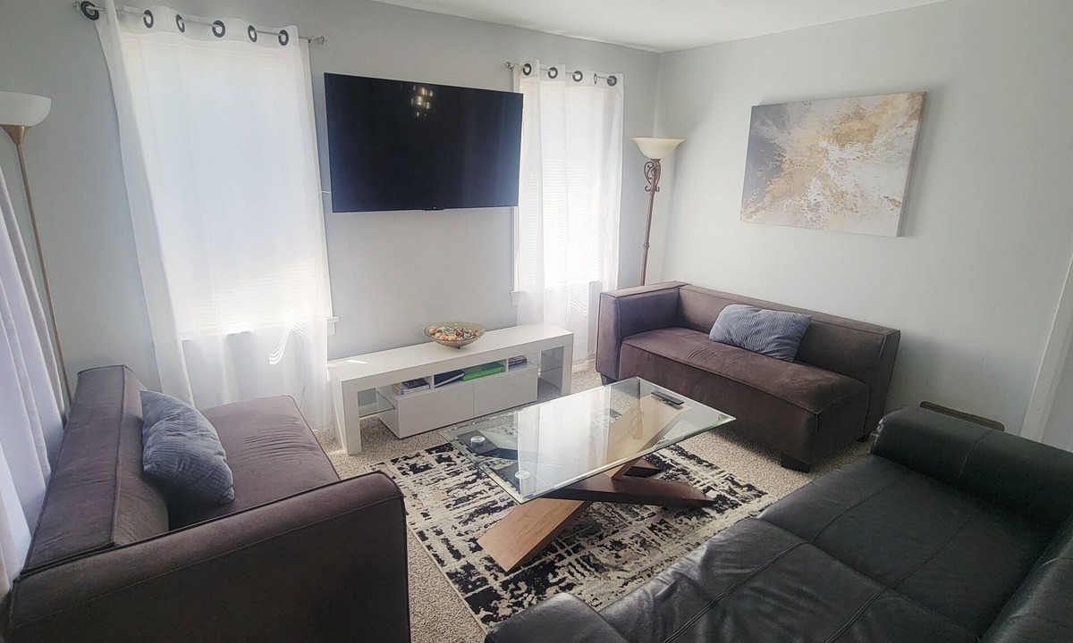 Brighton House | Comfortable 2 BR unit blocks from light Rail stat 15min from downtown/airport