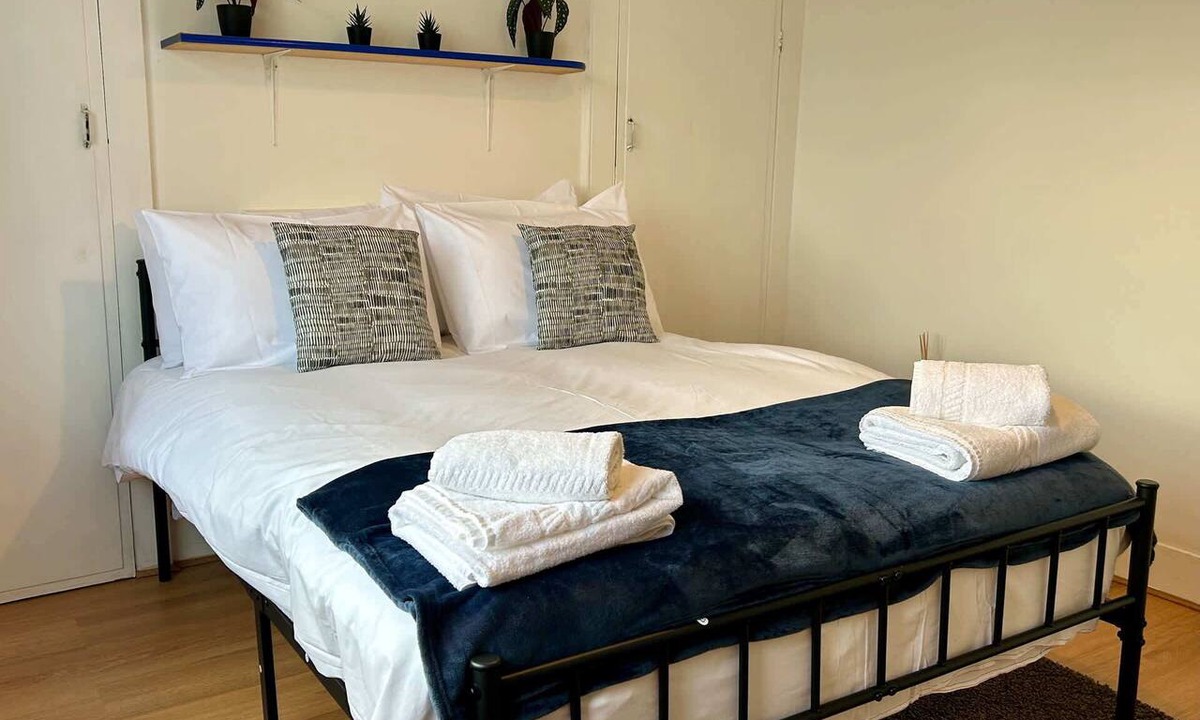 Lewisham Apartment | Comfortable 2BDR House near Surrey Quays and River
