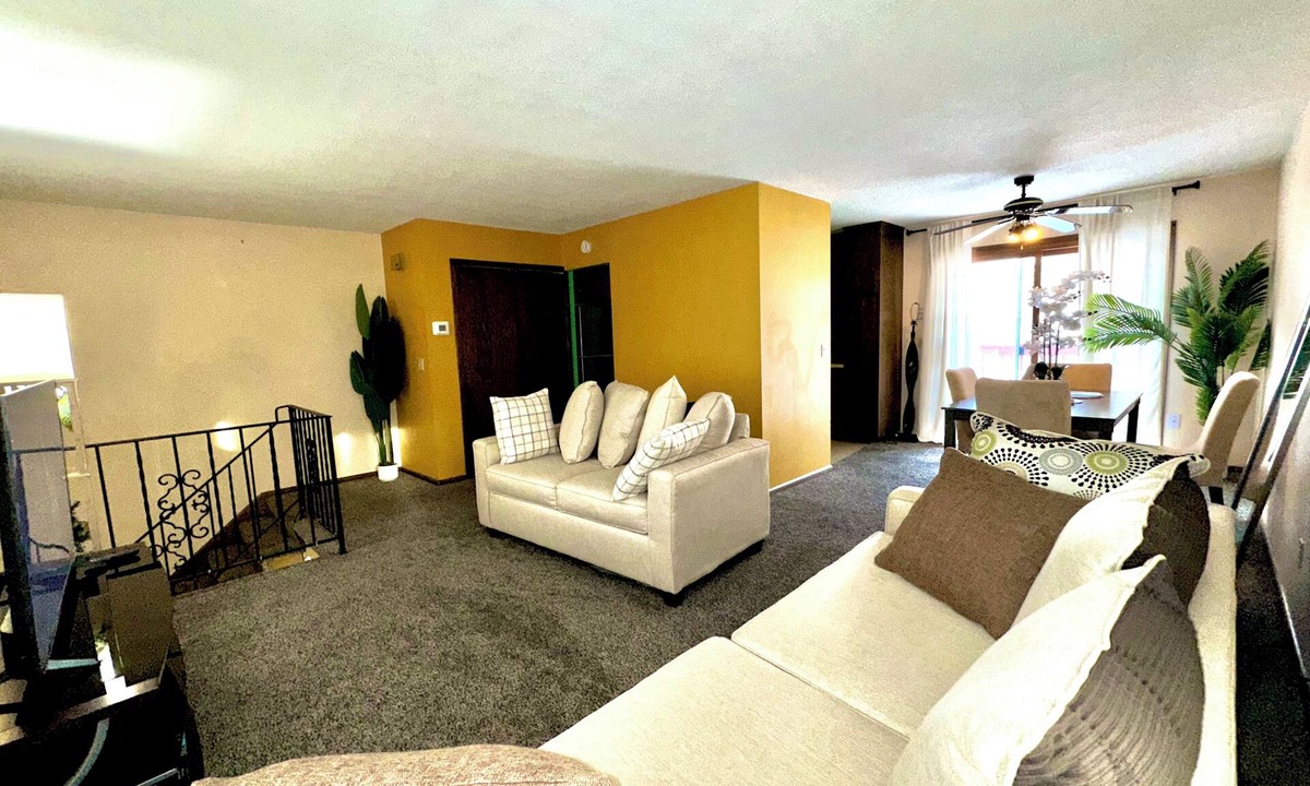 Brooklyn Park House | Comfortable 2BR Home with Balcony & Yard, Brooklyn Park, Fast WiFi