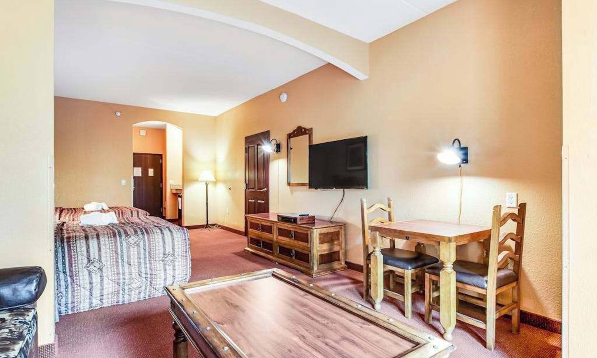 Wisconsin Dells Condo | Comfortable 2nd-floor studio with balcony