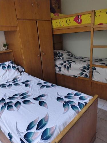 Az-Zaytun House | Comfortable 3-Bed Room with Workspace & AC