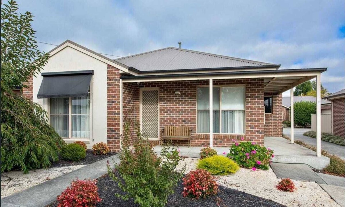 Mount Clear House | Comfortable 3-bedroom home with two car garage