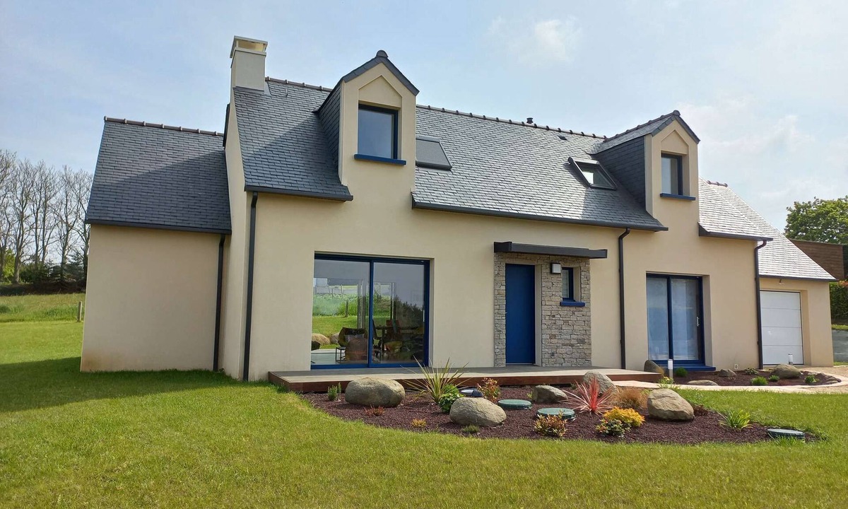 Tregastel House | Comfortable 3-star house in a green setting
