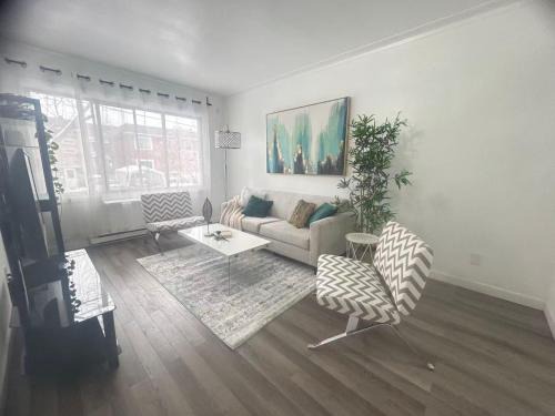 Cote-Des-Neiges—Notre-Dame-De-Grace Apartment | Comfortable 3B Unit-Close to City