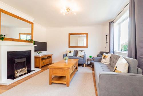 Eight Ash Green House | Comfortable 3BED House with Garden & Parking