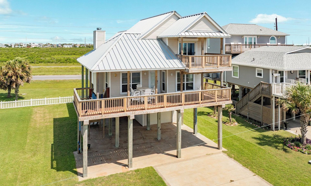 Spanish Grant House | Comfortable 3rd Row Home w/Easy Walk to the Beach