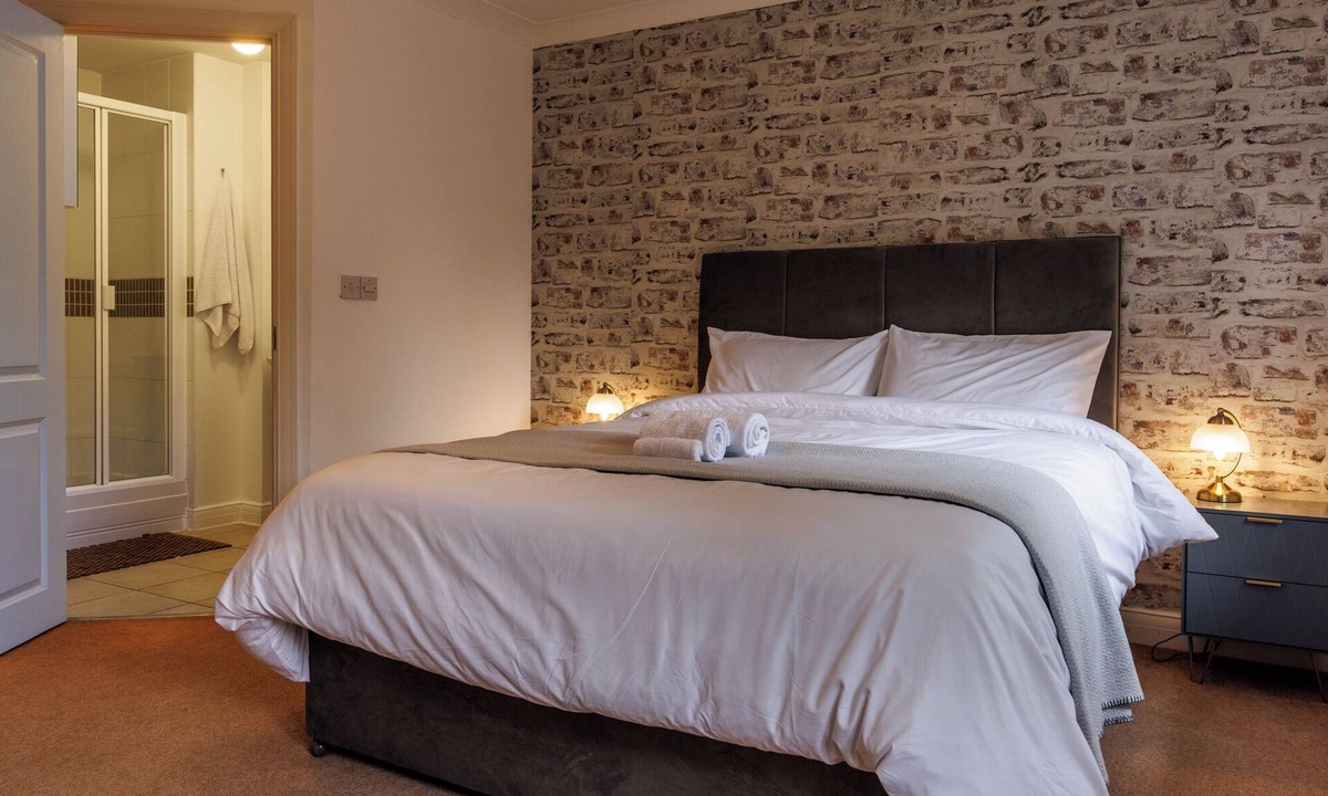 Aylesbury House | Comfortable 4-bedroom home Aylesbury/park view/pet friendly/car port