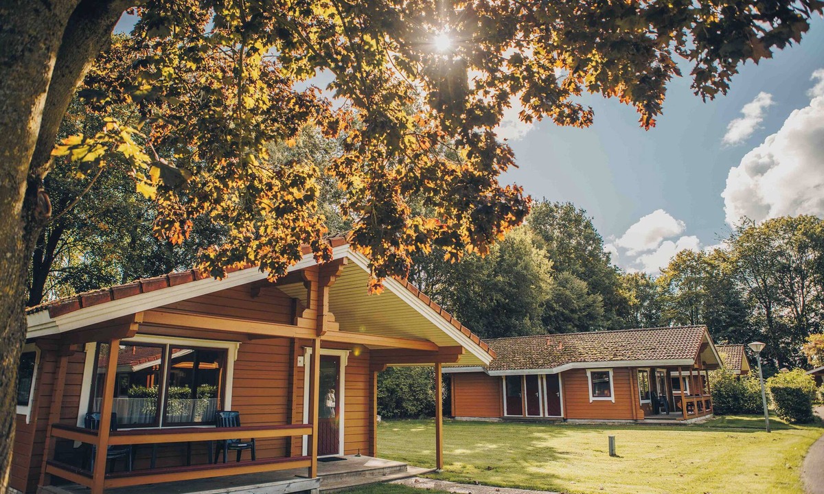 Municipality of Hardenberg House | Comfortable 4-person Finnish chalet with dishwasher, washing machine and veranda in the Vechtdal.