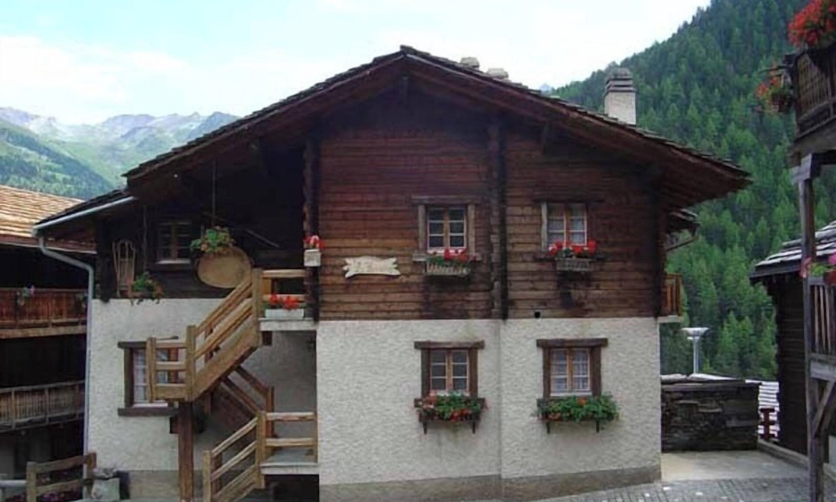Grimentz Apartment | Comfortable 4-room apartment for 5 - 6 persons in the old village : dining-room - living-room - TV -