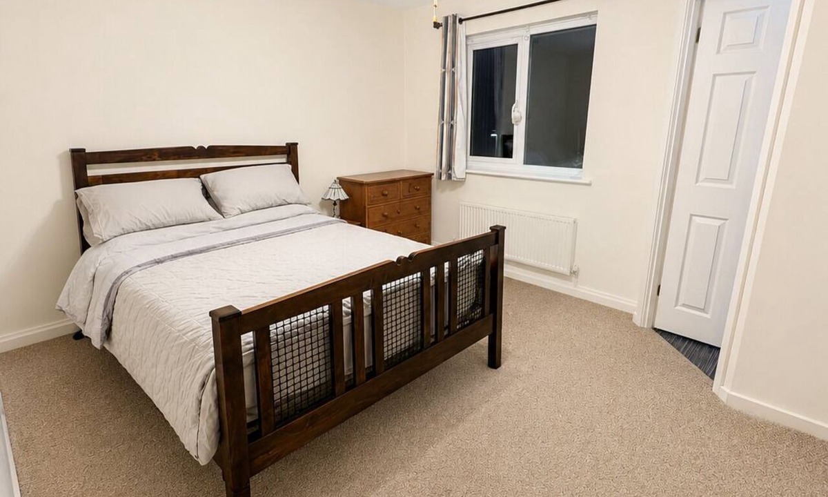 Milton Keynes House | Comfortable 4BR House -Families, Groups & Business