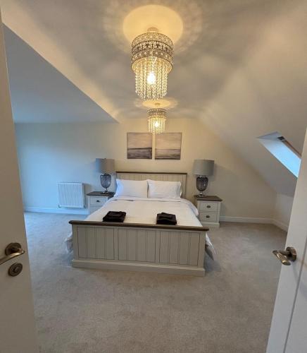 Bourne House | Comfortable 4BR stay in Bourne, Free Parking, Sleeps 7, Families & Contractors Welcome