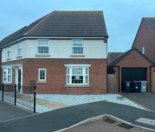 Grantham House | Comfortable 5 - Guest Abode - In Quiet Village