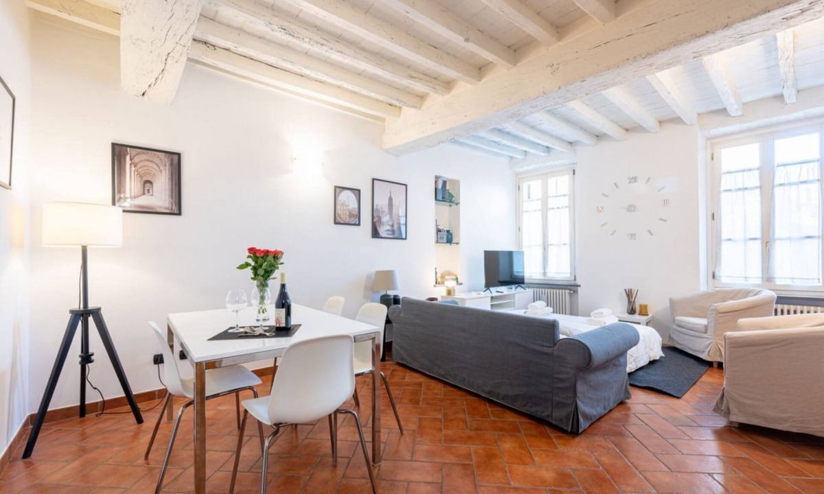 Parma City Centre Apartment | Comfortable 55 sqm apartment in the heart of Parma. The accommodation, which can host up to 4 guests, is located on the first floor of a period building without lift. Please note that there is one step to access the building and stairs to reach the apart