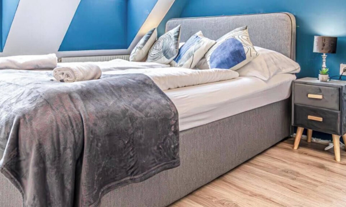 Favoriten Hotel | Comfortable AC Room @ Hauptbahnhof