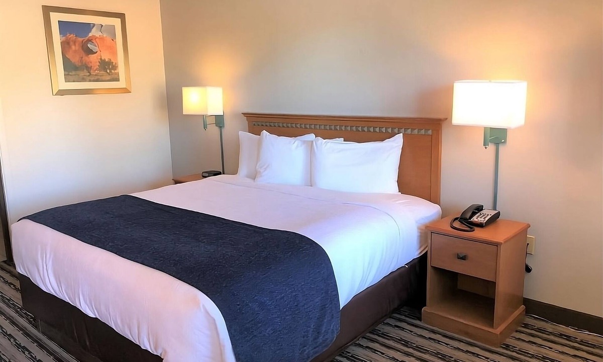 Window Rock Hotel | Comfortable Accommodation in a Cultural Destination! With Indoor Pool & Hot Tub!