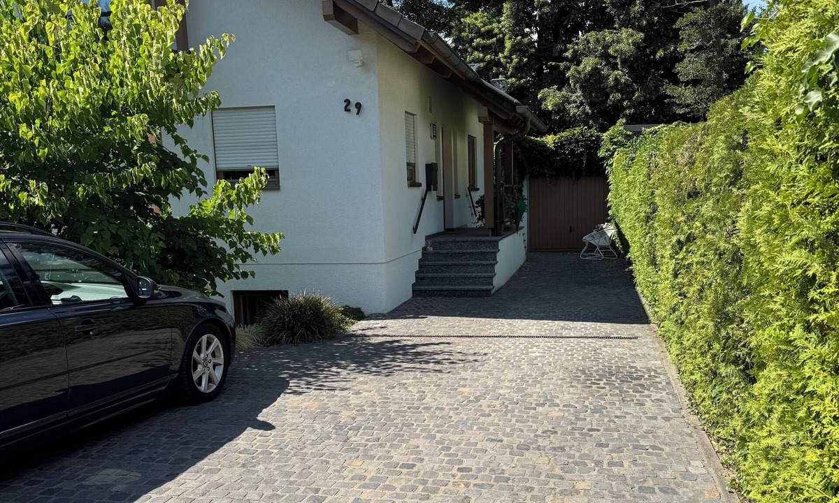 Sankt Augustin Apartment | Comfortable and quiet apartment in a great location with parking space