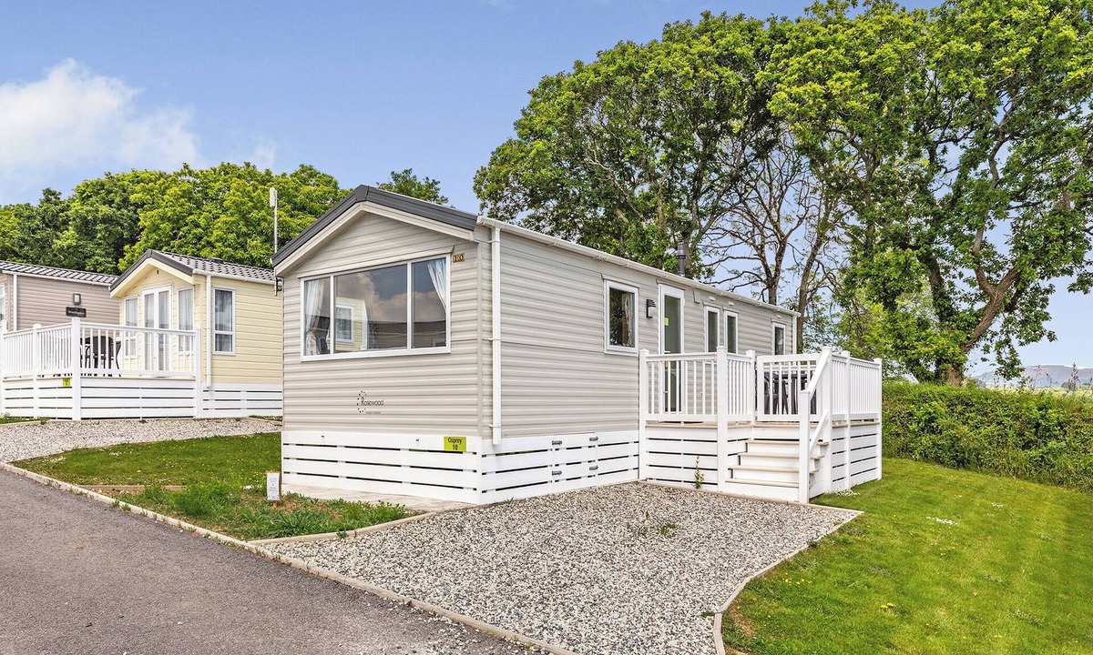 Hewas Water House | Comfortable and spacious caravan with one double and one twin.