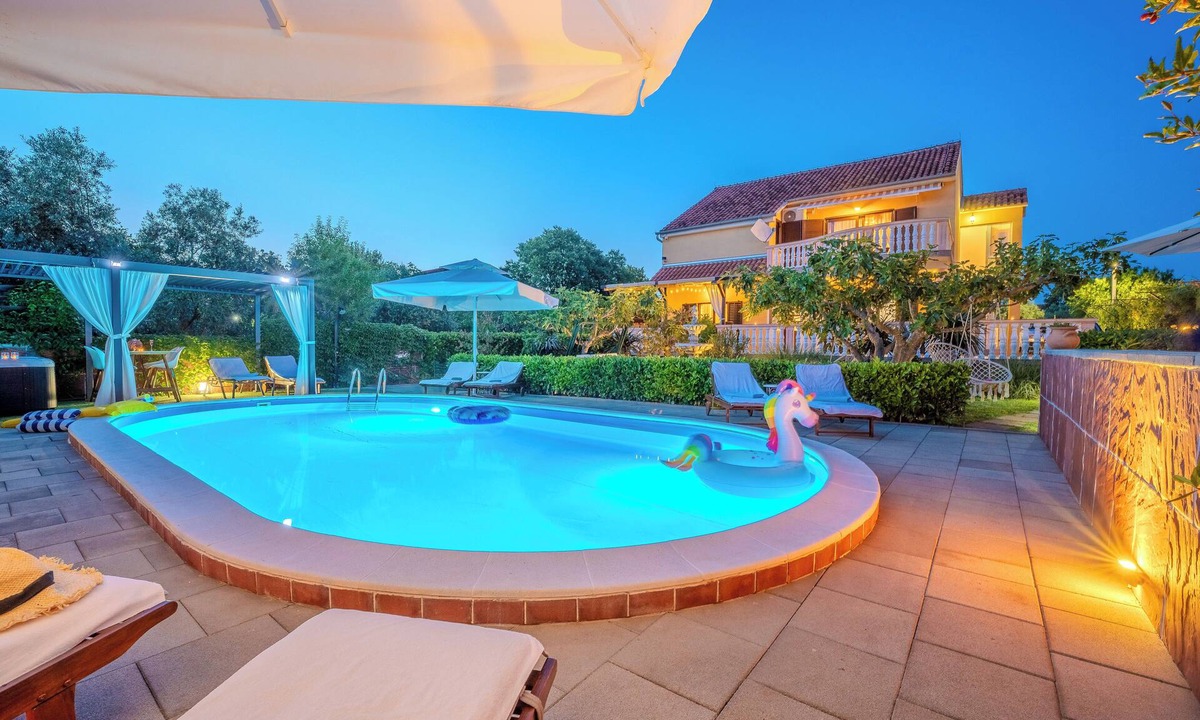 Polaca House | Comfortable and lovingly furnished vacation home with pool and whirlpool