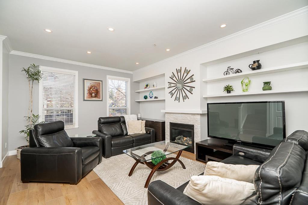 Willoughby House | Comfortable and Modern Rowhouse Perfect for BC Escapade, air conditioned