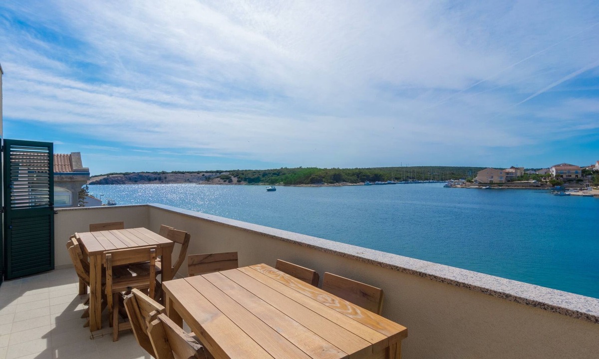 Simuni Apartment | Comfortable and spacious apartment with terrace and sea view Šimuni, Pag (A-18386-c)