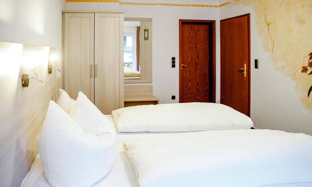 Zueschen Apartment | Comfortable and versatile room -perfect for relaxation, work and exchange