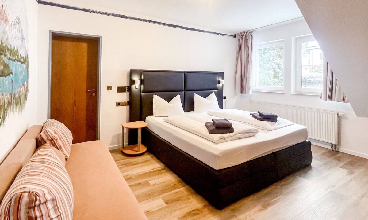 Zueschen Apartment | Comfortable and versatile room -perfect for relaxation, work and exchange