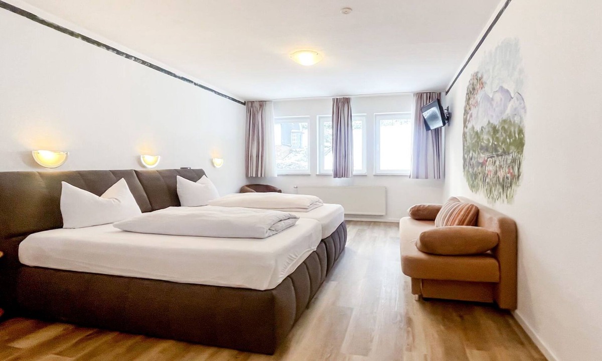 Zueschen Apartment | Comfortable and versatile room -perfect for relaxation, work and exchange
