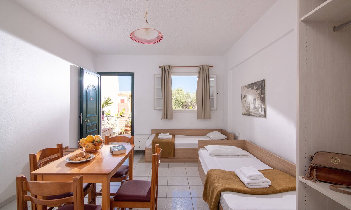 Hersonissos Centre Apartment | Comfortable Apartment with Shared Pool & Beautiful Garden