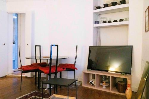 Porte-Saint-Martin Apartment | Comfortable apartment with beautiful brightness