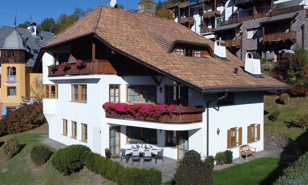 Ortisei Apartment | Comfortable attic room with panoramic view & balcony - free Wi-Fi