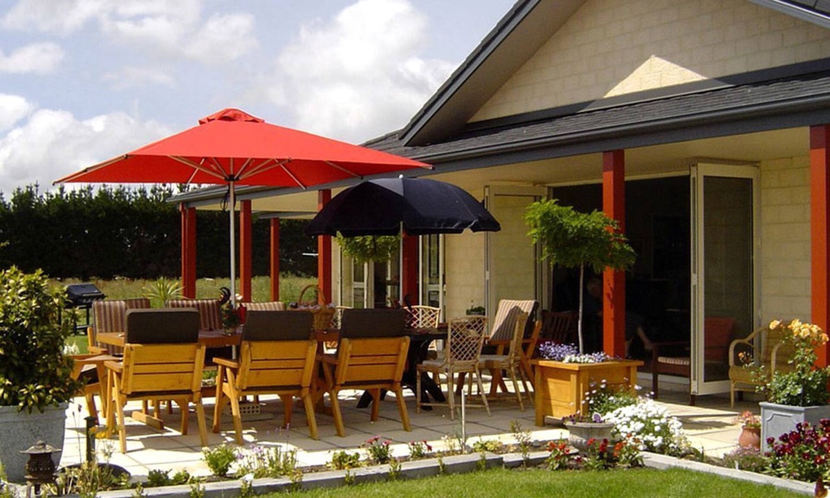 Tinwald Cabin | Comfortable Bed and Breakfast Accommodation with a Garden in Canterbury, New Zealand
