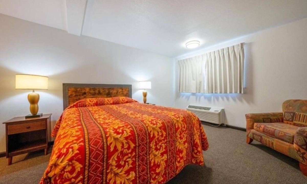 Powellhurst-Gilbert Hotel | Comfortable Budget Lodging Near Crystal Springs Lake - 4.3 miles away
