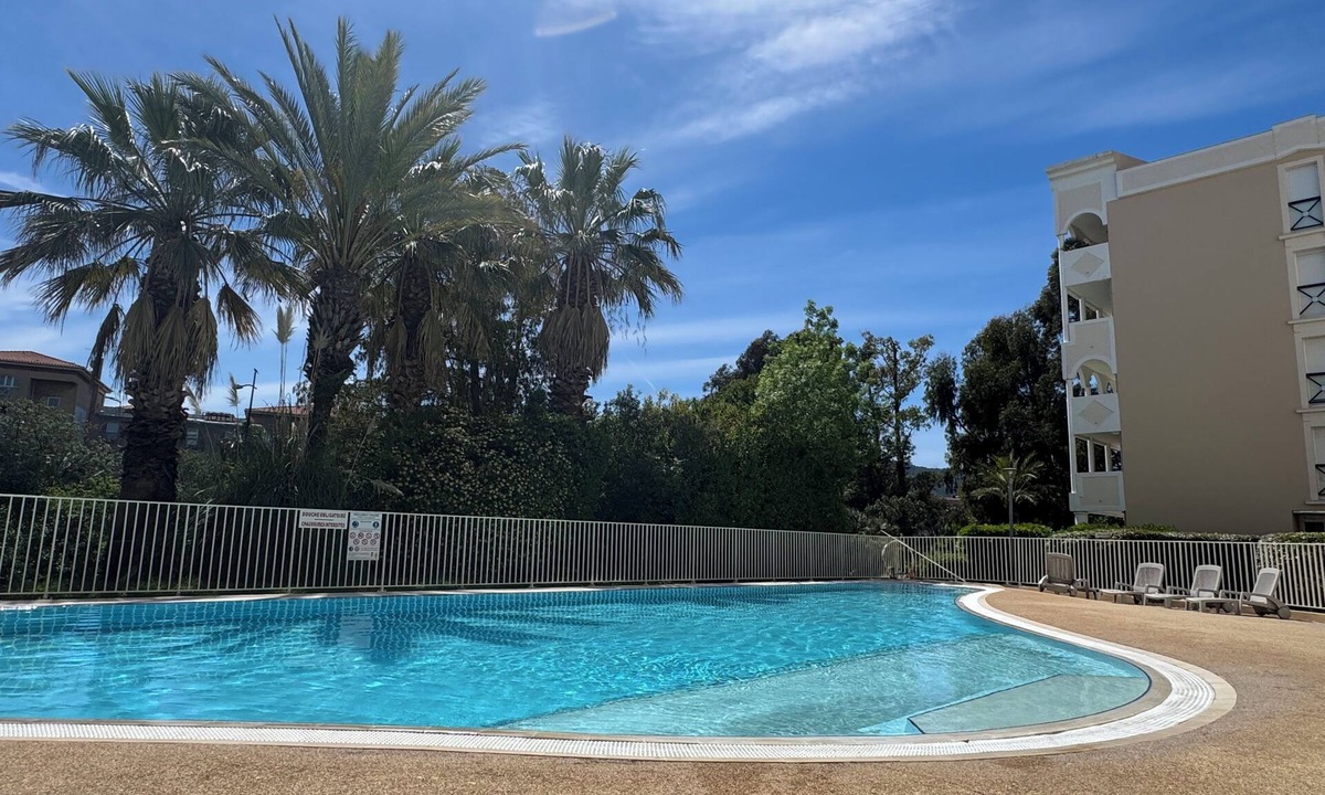 Hyeres City Centre Apartment | Comfortable central apartment, swimming pool, air conditioning, terrace, parking