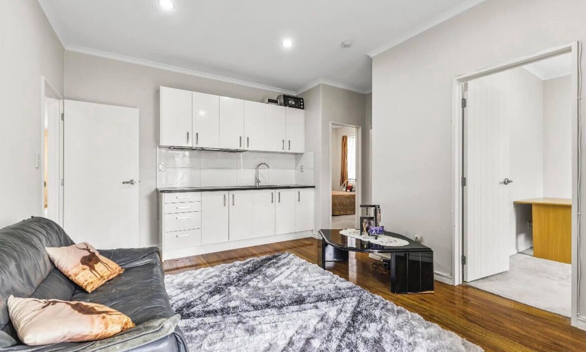 Flat Bush Apartment | Comfortable, clean Granny Flat. Easy access to shops and bus routes