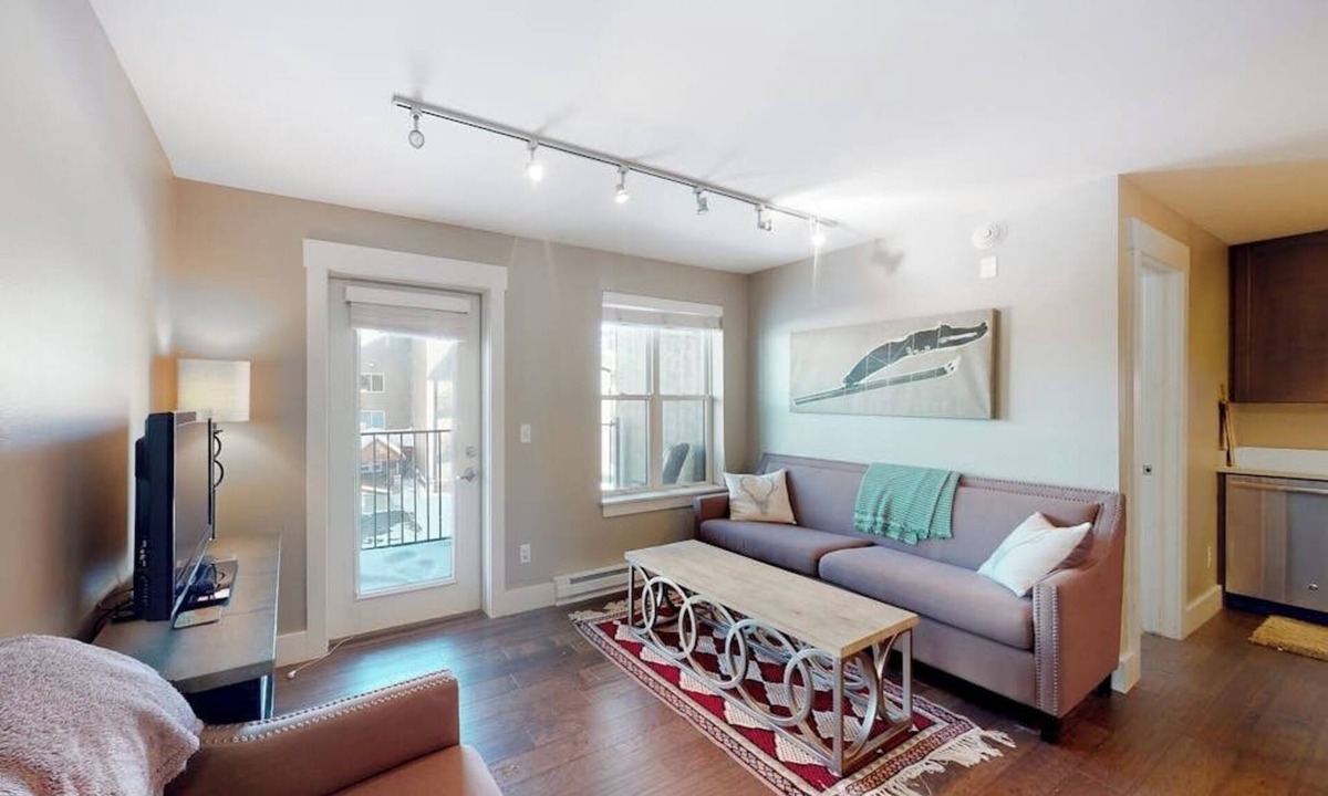 Mount Crested Butte Condo | Comfortable condo with sweeping mountain views, private balcony, & washer/dryer