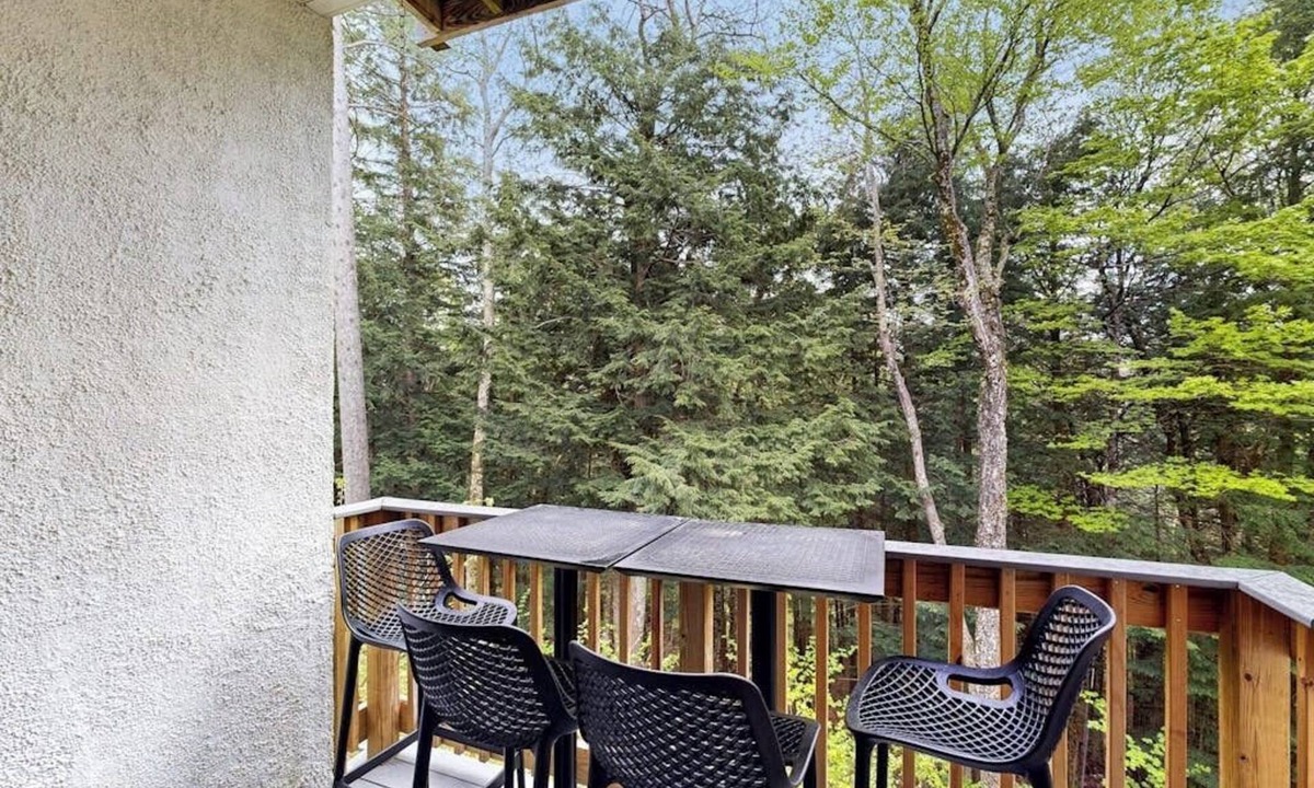 Warren Condo | Comfortable condo with pools, tennis, gym, sauna, & game room