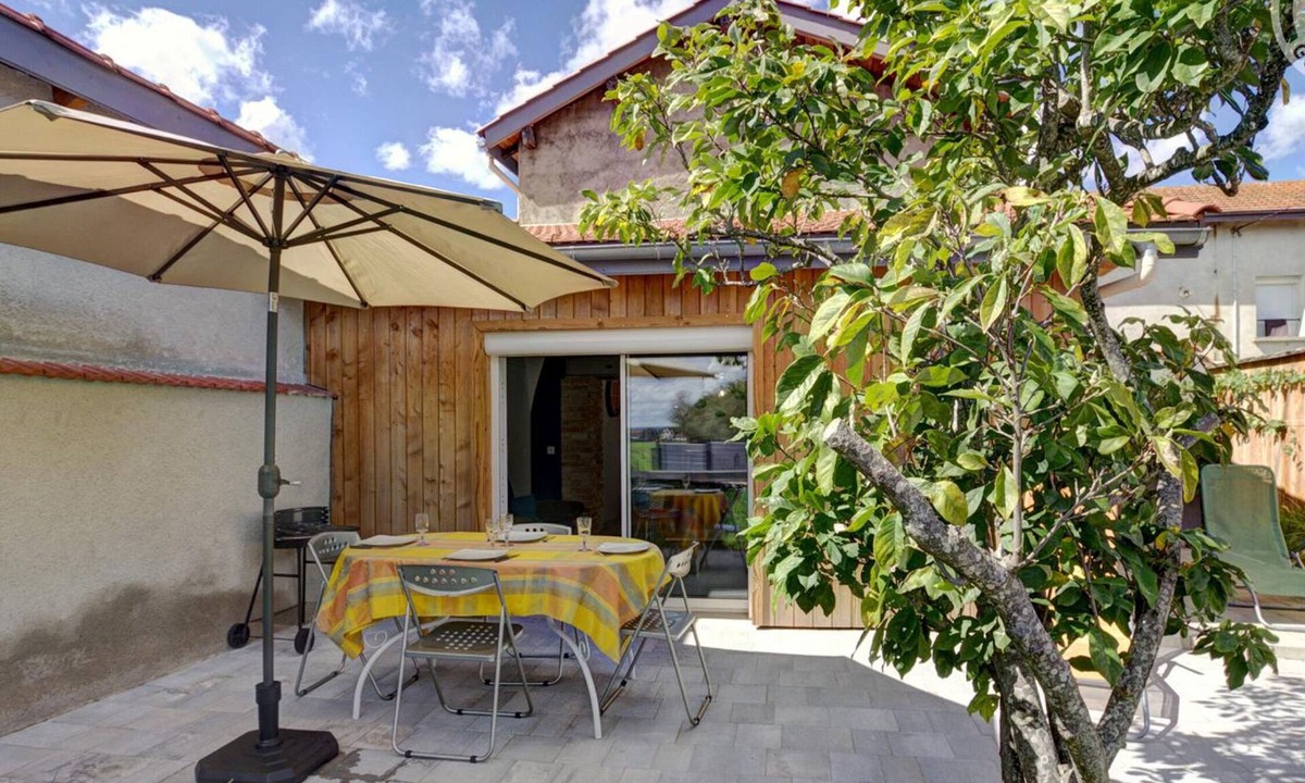 Balbigny Cottage | Comfortable cottage with private garden in Balbigny