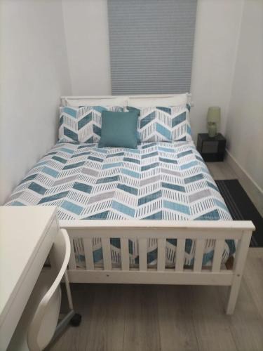 Coventry House | Comfortable Double Bed Located near City Centre, suitable for Contractors Health Care Professionals or long business stays in Coventry or delightful holidays in Coventry or within the West Midlands area Free Wifi Tea and Coffee Provided
